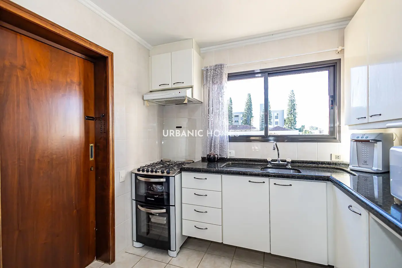 Cozinha vista da entrada, com forno e cooktop