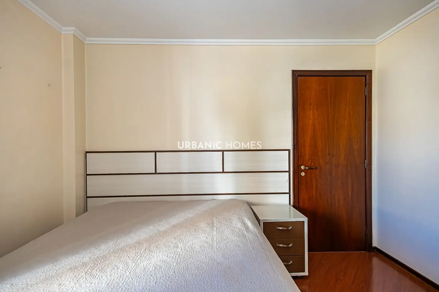 Suite com cabeceira planejada e criado-mudo