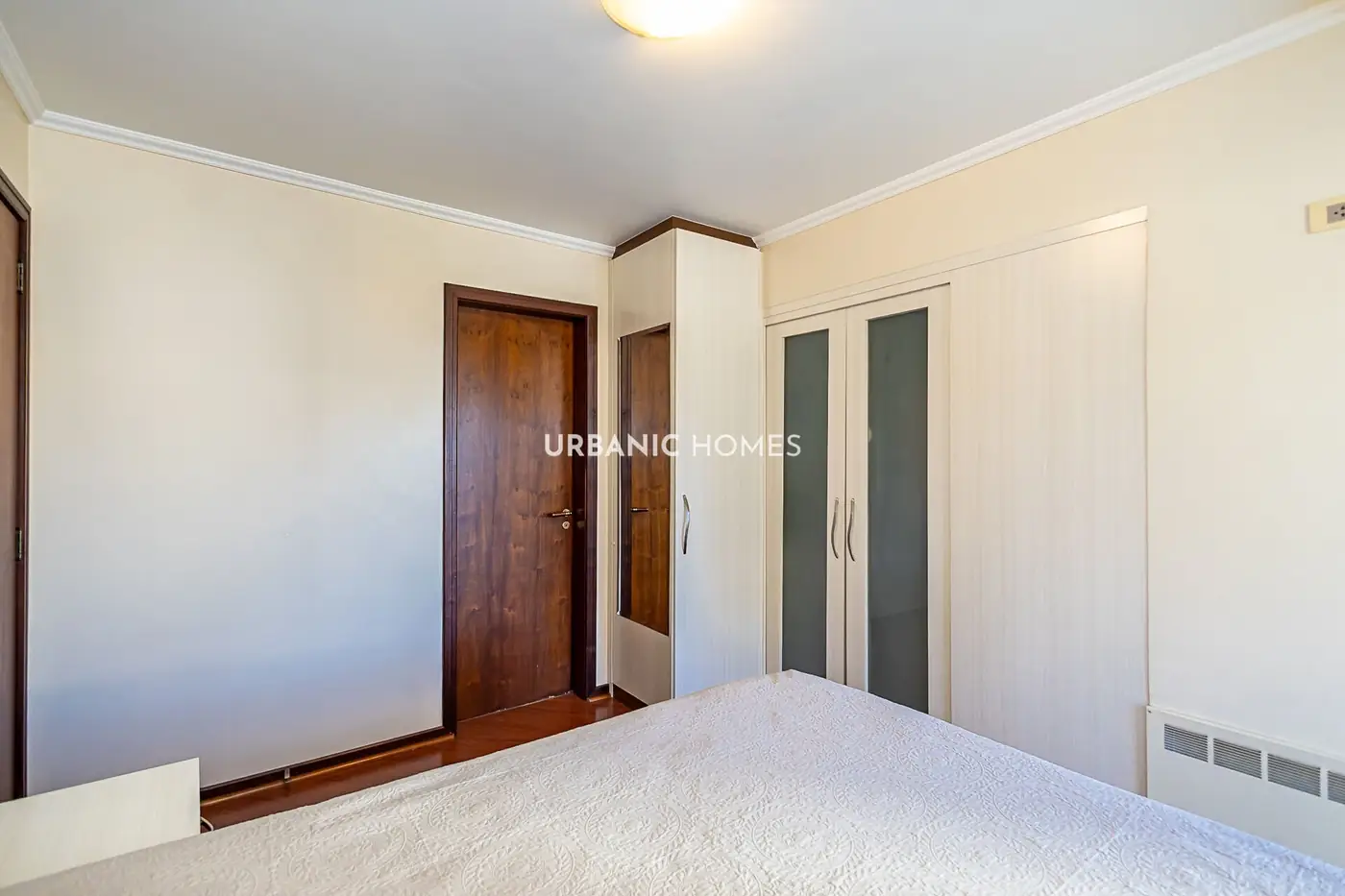 Quarto com guarda-roupa de portas espelhadas