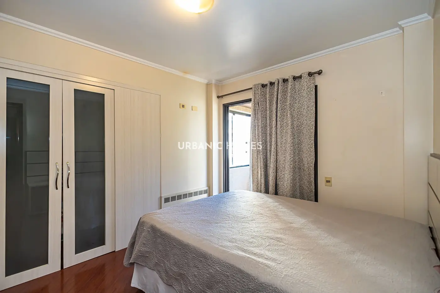 Quarto com armario de portas de vidro