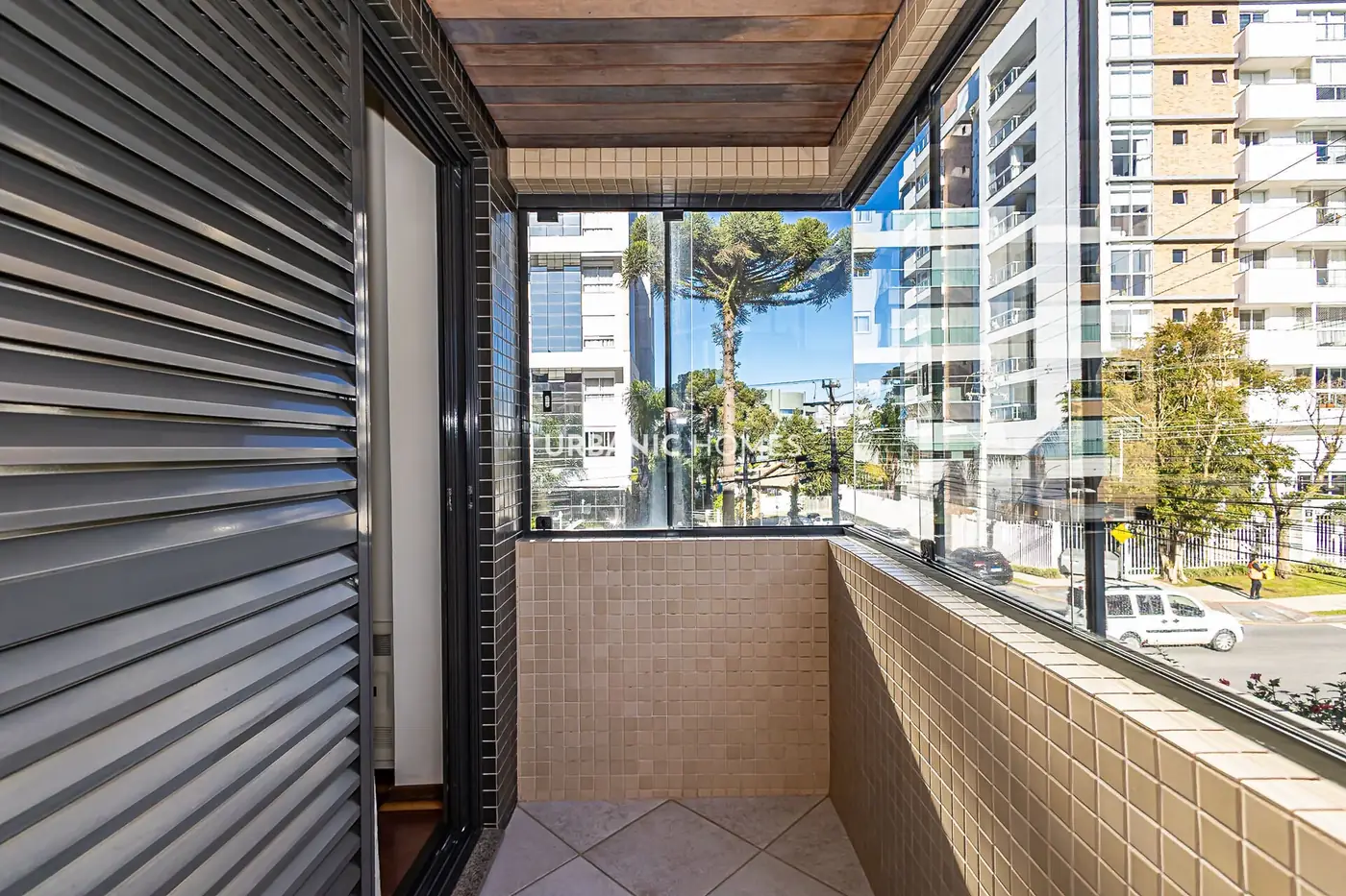 Sacada com brise e vista para os predios vizinhos