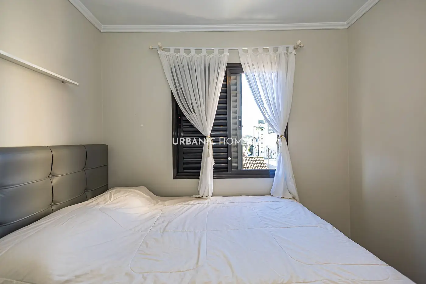 Quarto com janela, cortina e cabeceira cinza