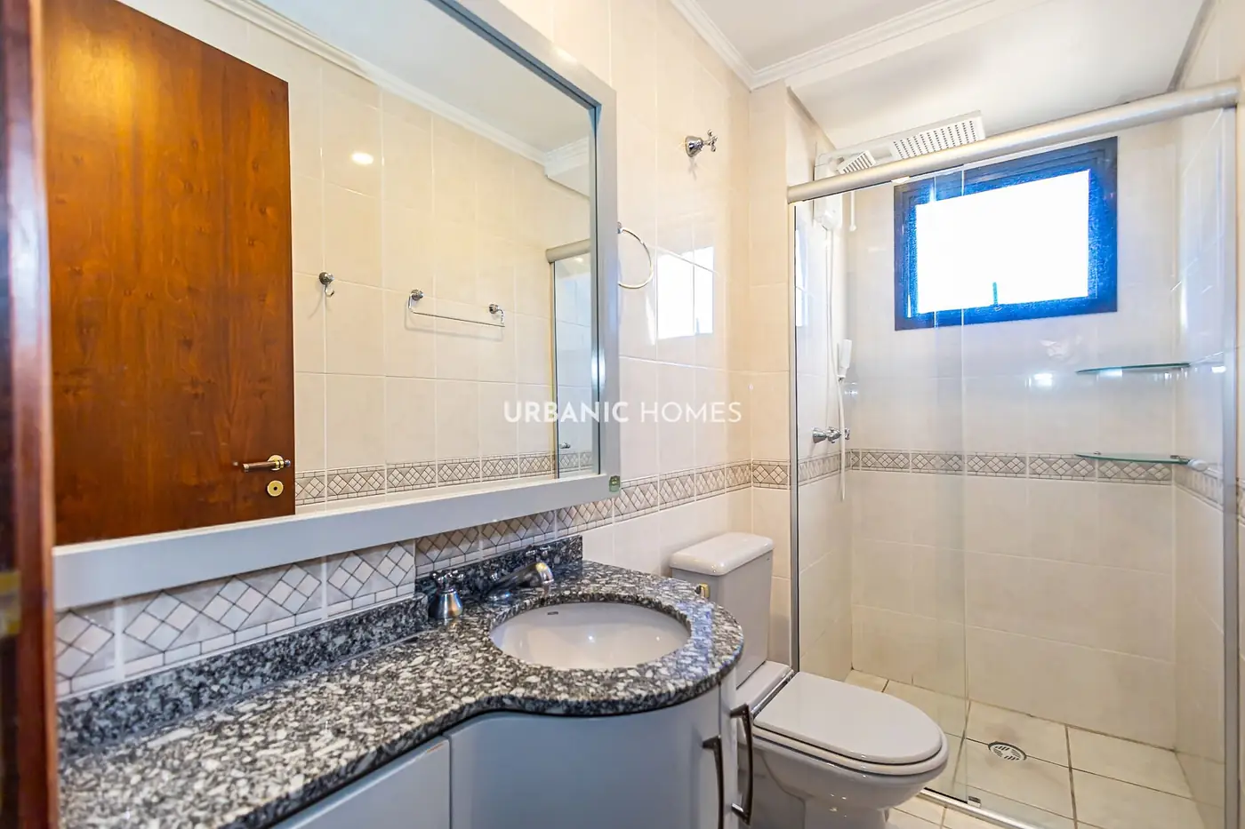 Banheiro com bancada de granito e box de vidro