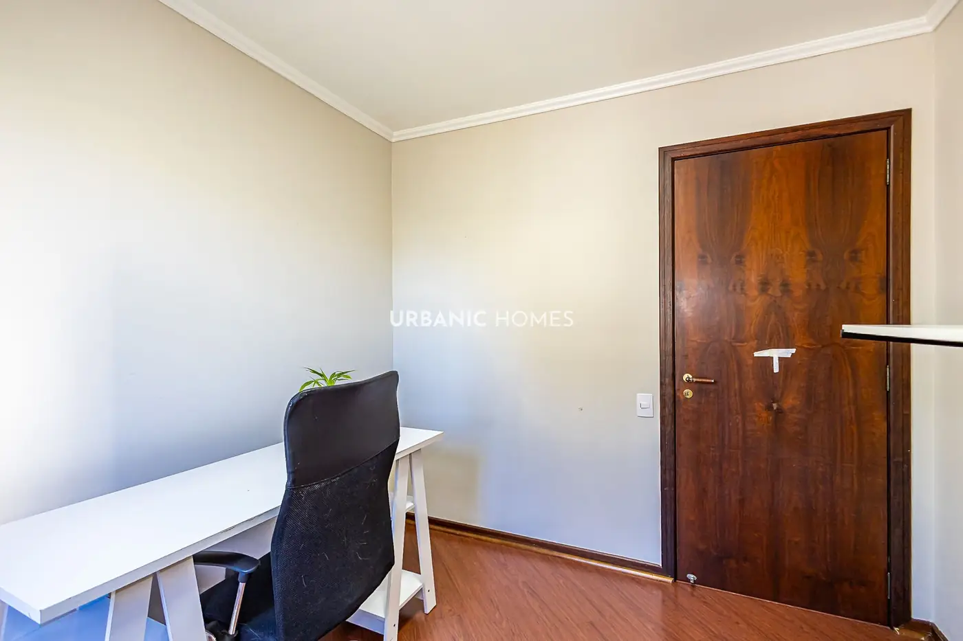 Escritorio com mesa e prateleiras