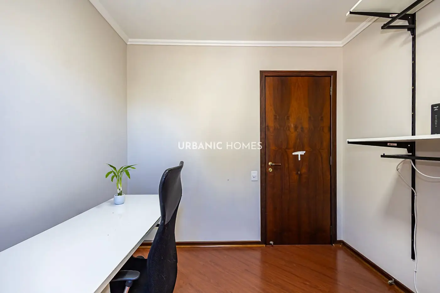 Escritorio com bancada e nichos