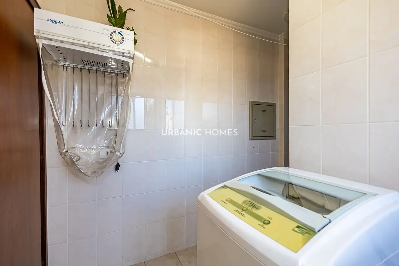 Area de servico com ar-condicionado e freezer