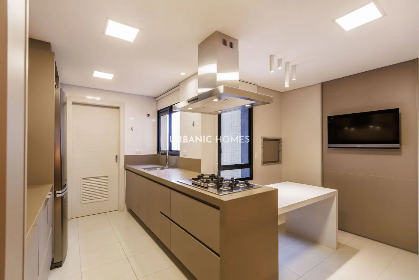 Cozinha planejada com TV na parede