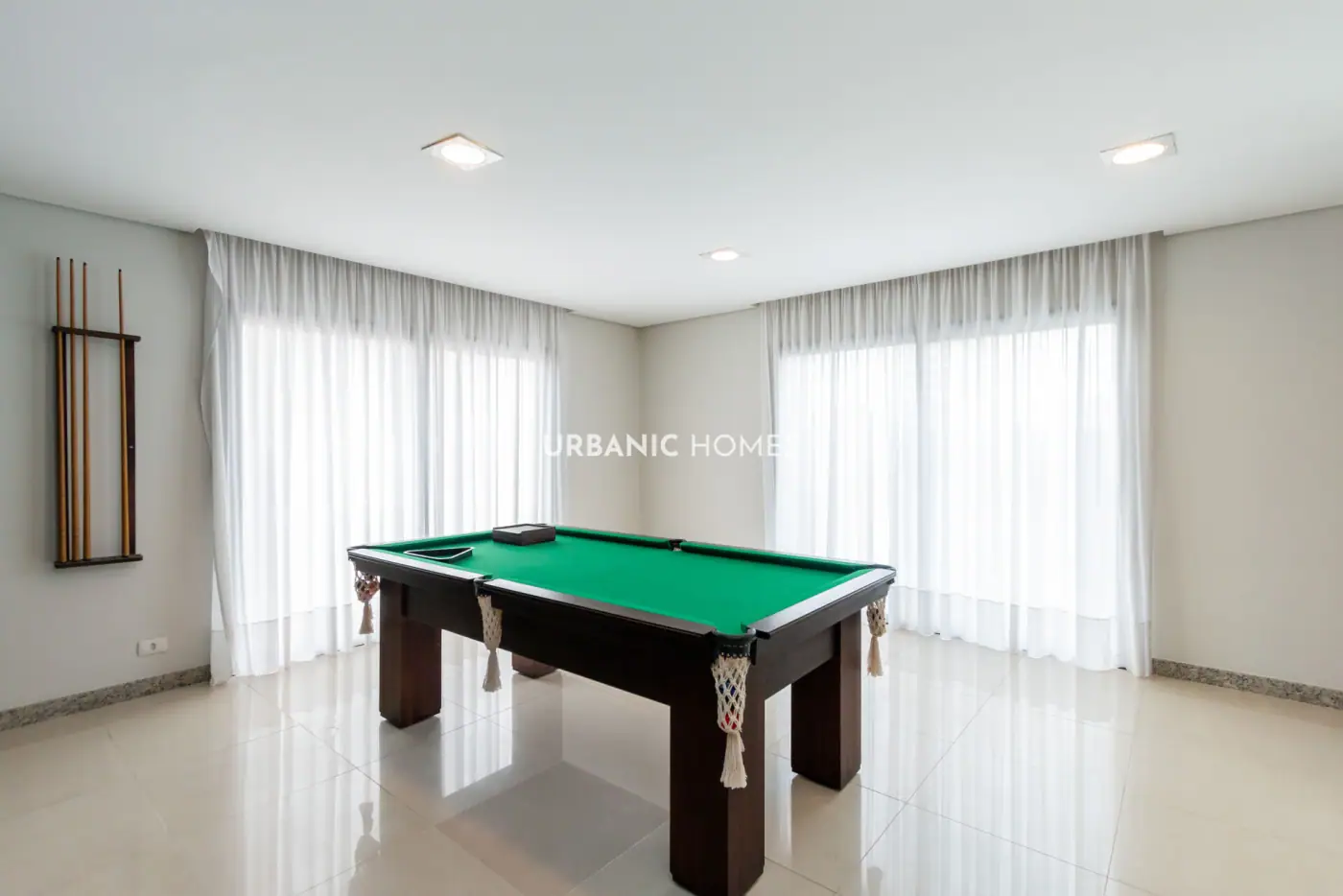 Salão de jogos com mesa de sinuca