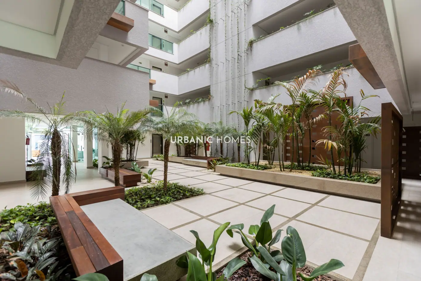 Vão central com jardim e bancos