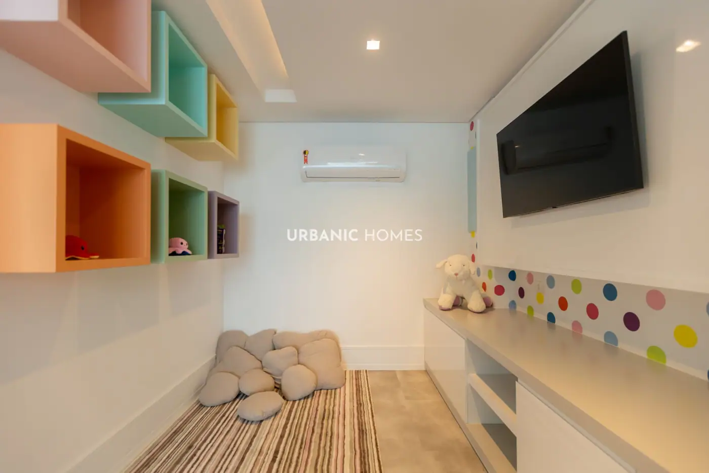 Brinquedoteca com nichos coloridos e TV